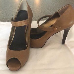 Guess tan heels